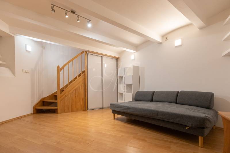 Wohnzimmer mit Sofa und Treppe, Holzboden, 4-Zimmer-Wohnung.