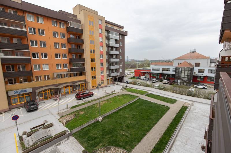 Wohnkomplex in der Vyšehradská-Straße in Bratislava - Petržalka mit Parkplatz und Grünflächen.