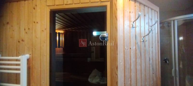 Sauna mit Holzverkleidung in einer 2-Zimmer-Wohnung.