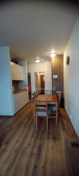 Innenraum einer 2-Zimmer-Wohnung mit Holzboden und Esstisch.