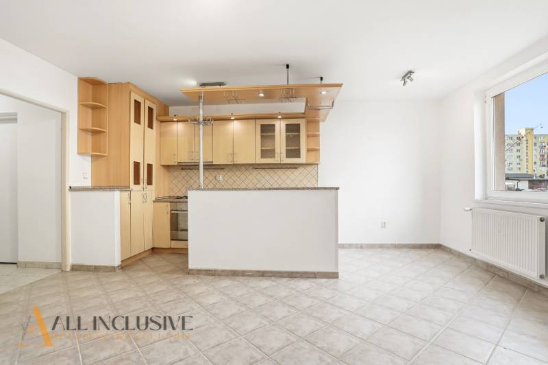 Küche mit Eckküche in einer 2-Zimmer-Wohnung, Boden mit Fliesen, weiße Wände.