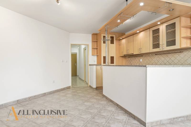 Küche in einer 2-Zimmer-Wohnung mit weißen Wänden und Fliesenboden.