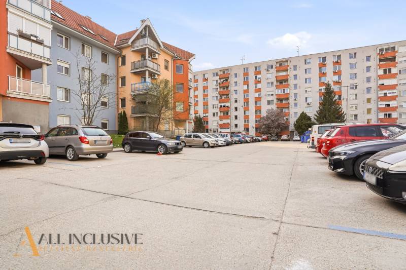 Geparkte Autos vor Wohnhäusern in der Neuen Siedlung in Dunajská Streda.