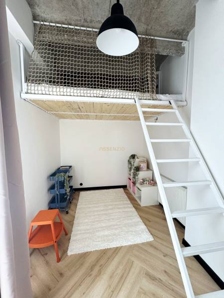 Kinderzimmer in einer 3-Zimmer-Wohnung mit einem Etagenbett und einem Boden in Holzoptik.
