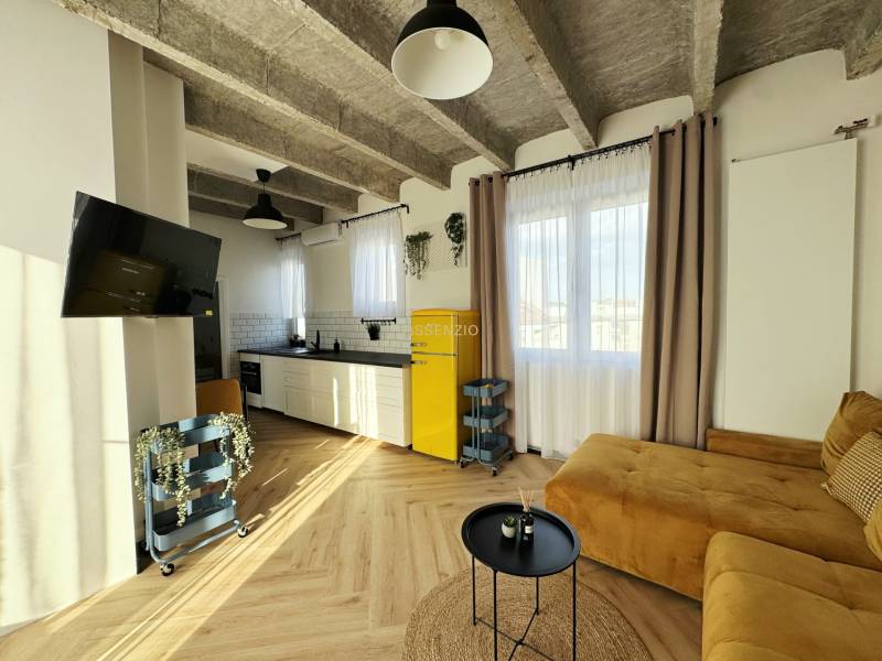 Wohnzimmer in einer 3-Zimmer-Wohnung mit Holzboden und gelbem Kühlschrank.