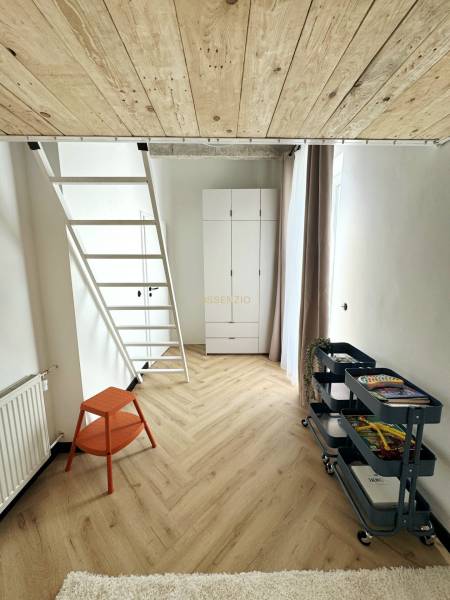 Innenraum einer 3-Zimmer-Wohnung mit Holzboden und Treppe zum Obergeschoss.