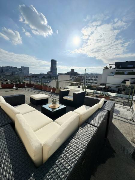 Dachterrasse mit Rattansitzgruppe in Bratislava-Staré Mesto in der Wilsonova-Straße.