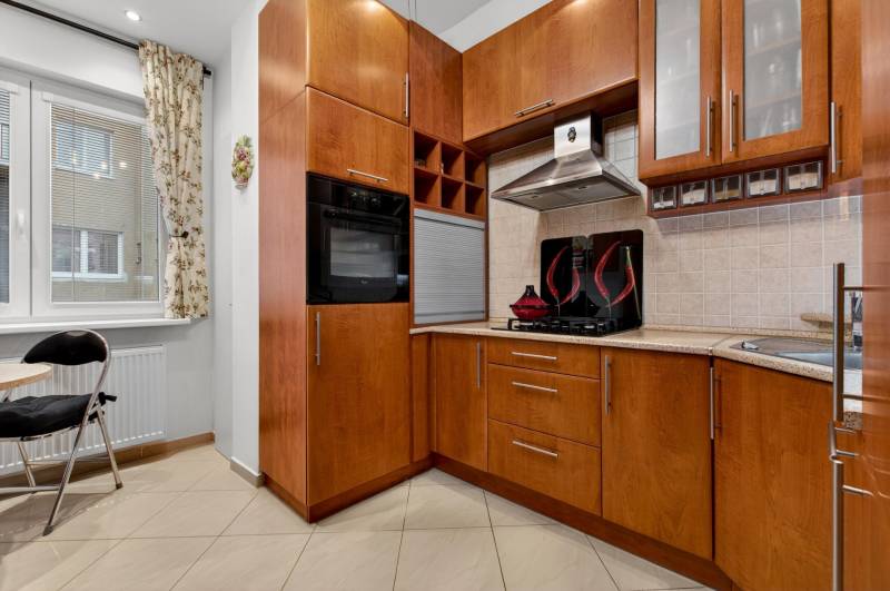 Küche in einer 3-Zimmer-Wohnung, ausgestattet mit Holzdekor und einem Gasherd.