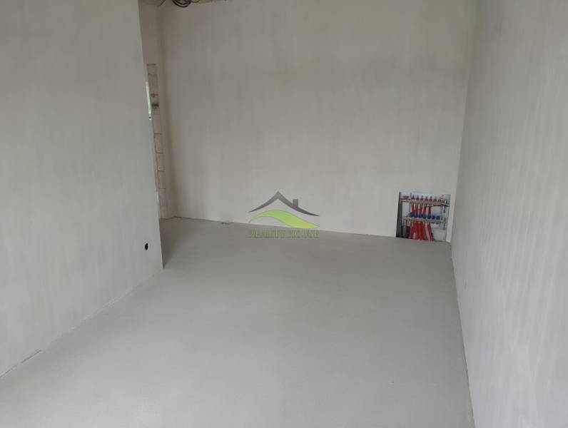 Ein geräumiges Zimmer mit weißen Wänden und Installationen in einem Einfamilienhaus.