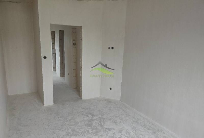 Ein weißes Zimmer mit Durchgängen in einem Einfamilienhaus, bereit zur Fertigstellung.