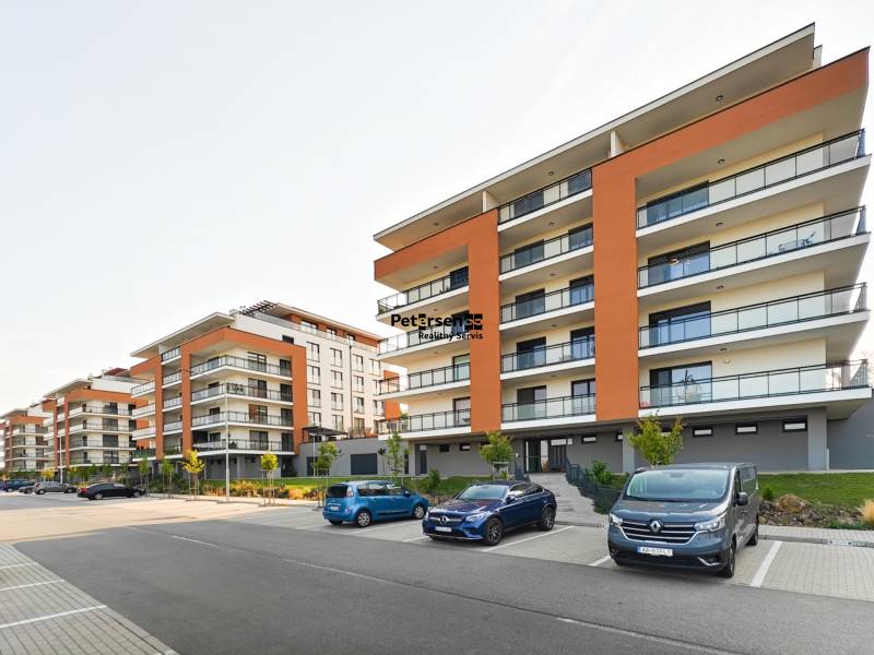 Neubauten in der Zedernstraße in Košická Nová Ves mit Parkplätzen vor den Gebäuden.