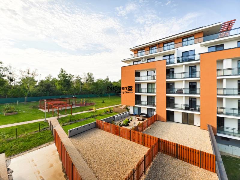 Neubau in der Zedernstraße in Košická Nová Ves mit Parkumgebung und Terrasse.