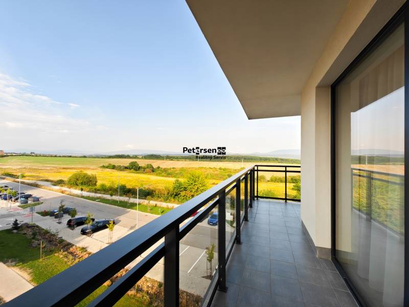 Der Balkon einer 2-Zimmer-Wohnung mit Blick auf die Natur und den Parkplatz in der Cédrová-Straße in Košice.