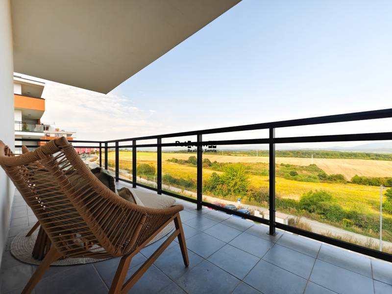 Balkon einer 2-Zimmer-Wohnung mit Blick auf die Natur in der Cédrová-Straße in Košice.