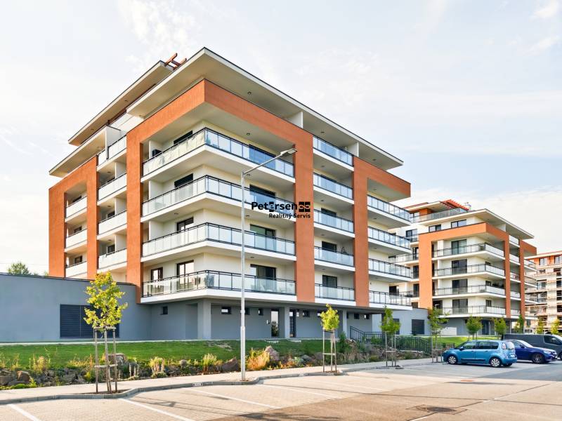 Wohnhaus in der Cédrová-Straße in Košice - Košická Nová Ves mit verglasten Balkonen.