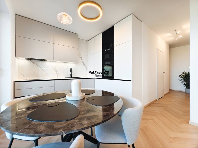 Essbereich mit Marmortisch und Küche in einer 2-Zimmer-Wohnung, Boden mit Holzdekor.