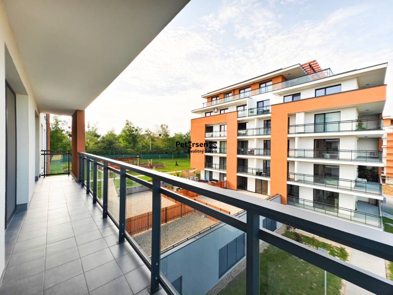 Ein Balkon mit Blick auf den Wohnkomplex in der Zedernstraße in Košická Nová Ves.