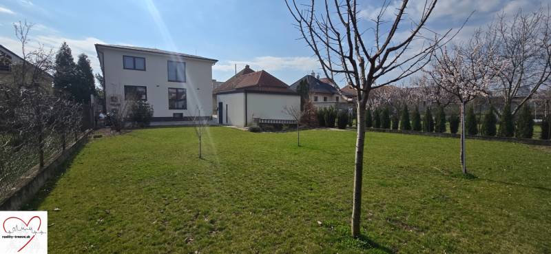Garten bei einer 3-Zimmer-Wohnung in der Gábora Steiner Straße, Trnava, mit jungen Bäumen.