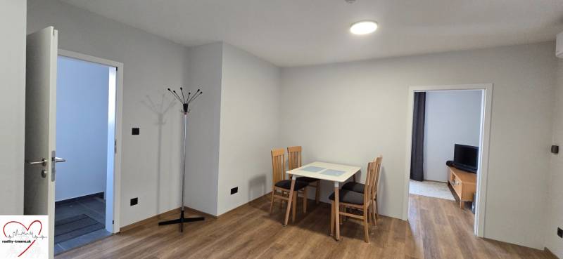 Essbereich mit Tisch und Stühlen, Boden mit Holzdekor in einer 3-Zimmer-Wohnung.