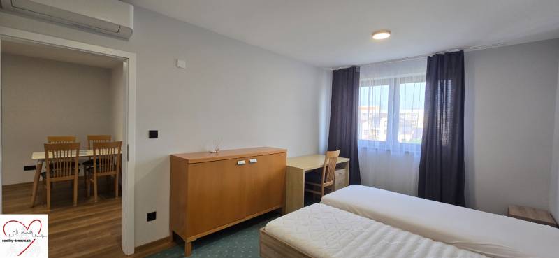 Schlafzimmer mit Betten und Möbeln in einer 3-Zimmer-Wohnung, weiße Wände, Boden mit Holzdekor.