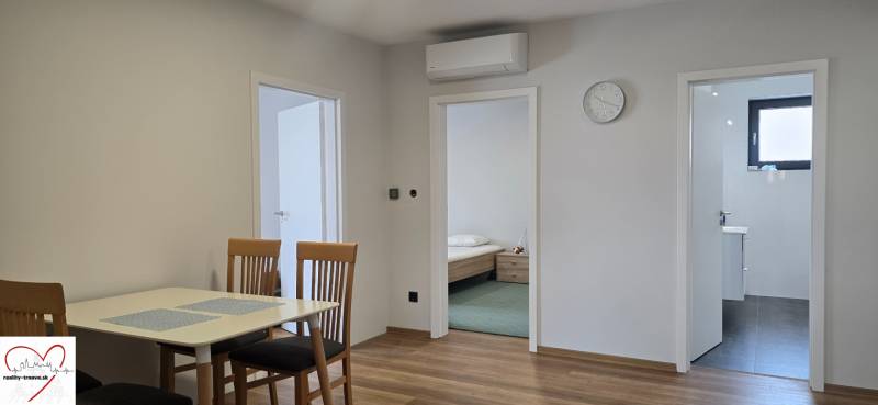 Esstisch mit Stühlen und Boden mit Holzdekor in einer 3-Zimmer-Wohnung.