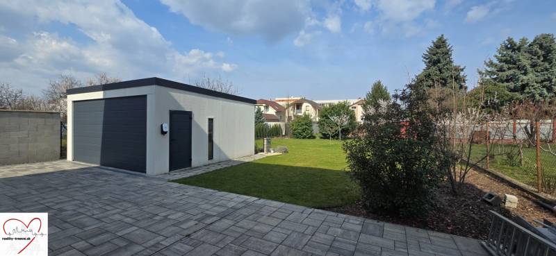 Garage und grüner Hof in Trnava in der Gábor Steiner Straße bei einer 3-Zimmer-Wohnung.