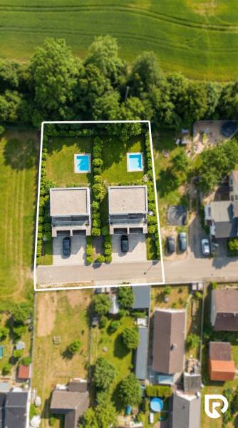 Jablonica: Zwei Häuser mit Pool, umgeben von Grün, geeignet für Grundstücke - Wohnen.