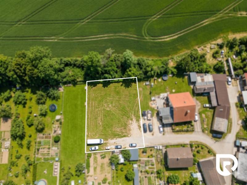 Luftaufnahme von Wohnbaugrundstücken in der Gemeinde Jablonica, umgeben von Grünflächen.