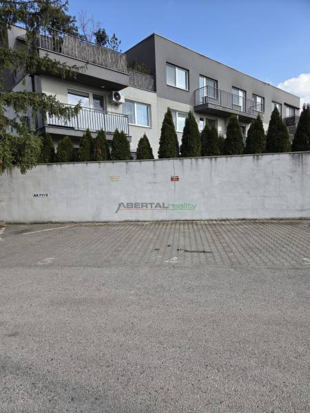 Reihenhäuser in der Vavrínová-Straße in Bratislava-Ružinov mit Parkfläche vor den Garageneingängen.