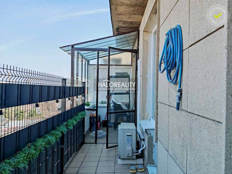 Balkon einer 3-Zimmer-Wohnung mit Glasüberdachung und Schlauch, BA - Altstadt.