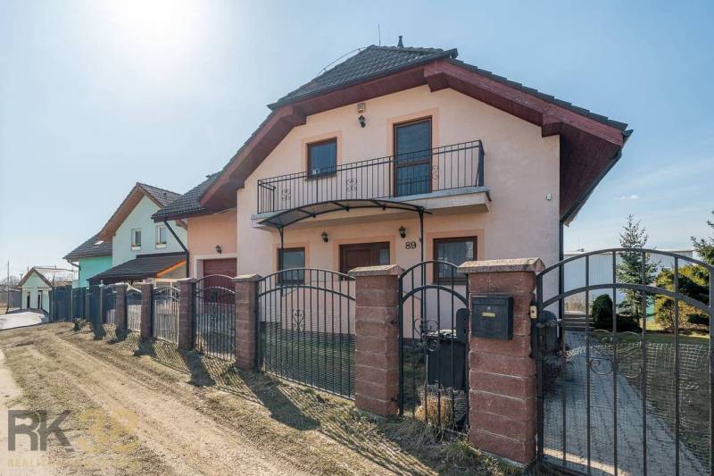Aussicht auf ein Einfamilienhaus in Poprad mit erhöhter Anordnung und lackiertem Perimeterzaun.