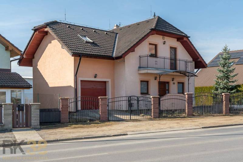 Einfamilienhaus in Poprad mit Garage, Balkon und Schrägdach.