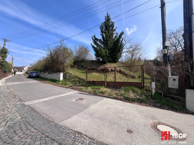 Grundstück für Wohnzwecke in der Budovateľská-Straße in Marianka mit Tor und Zufahrtsstraße.