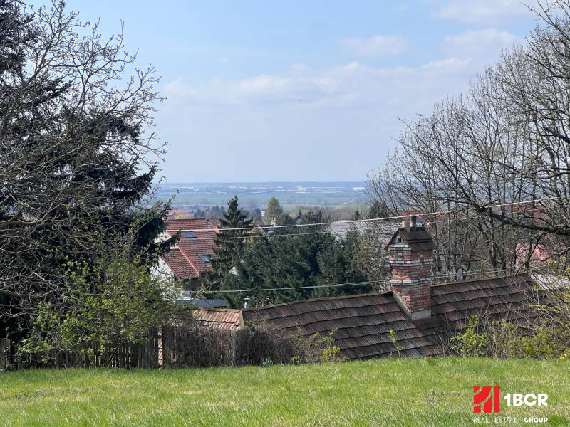 Gärten mit Aussicht zwischen Bäumen und Dächern in der Budovateľská-Straße, Marianka, Grundstücke - Wohnen.