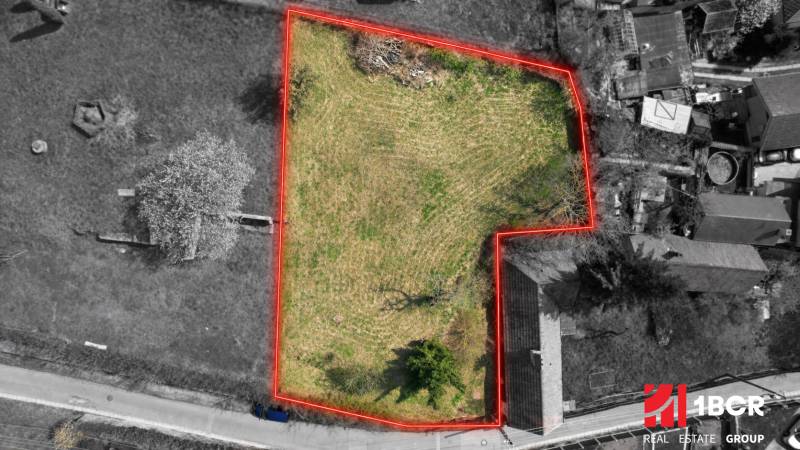 Luftaufnahme eines Grundstücks in der Budovateľská-Straße in Marianka, das sich zum Wohnen eignet.