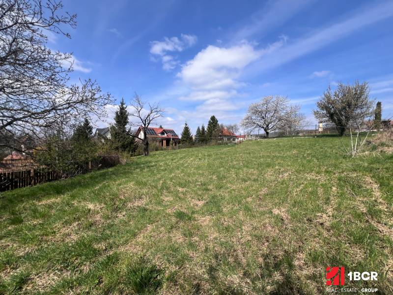 Ein Garten mit Rasenfläche und Obstbäumen in Marianka an der Budovateľská, geeignet für Wohnbaugrundstücke.