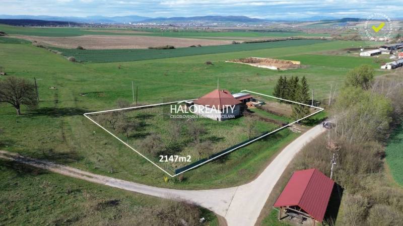 Ein Einfamilienhaus in Rimavské Janovce auf einem weitläufigen Grundstück von 2147 m², umgeben von Natur.
