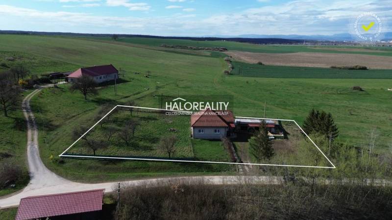 Ein Einfamilienhaus in Rimavské Janovce mit einem großen Grundstück und in einer ruhigen ländlichen Umgebung.