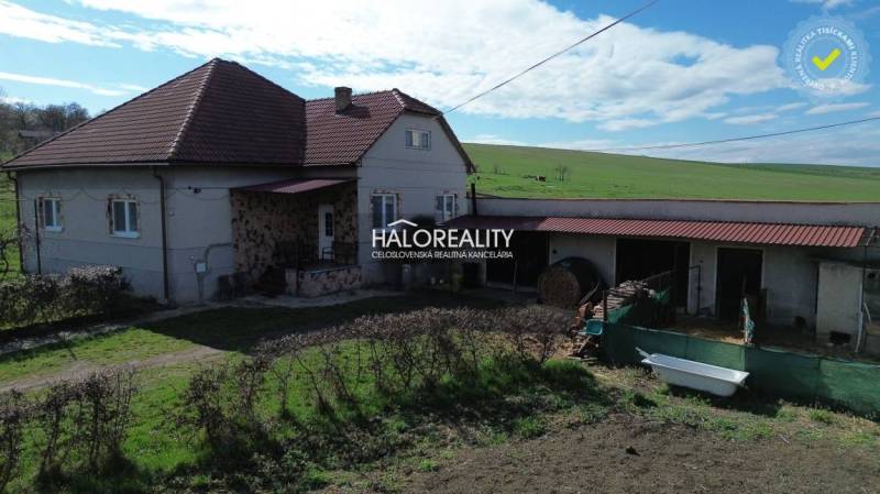 Ein Einfamilienhaus in Rimavské Janovce, mit einem roten Dach und einem weitläufigen Garten.