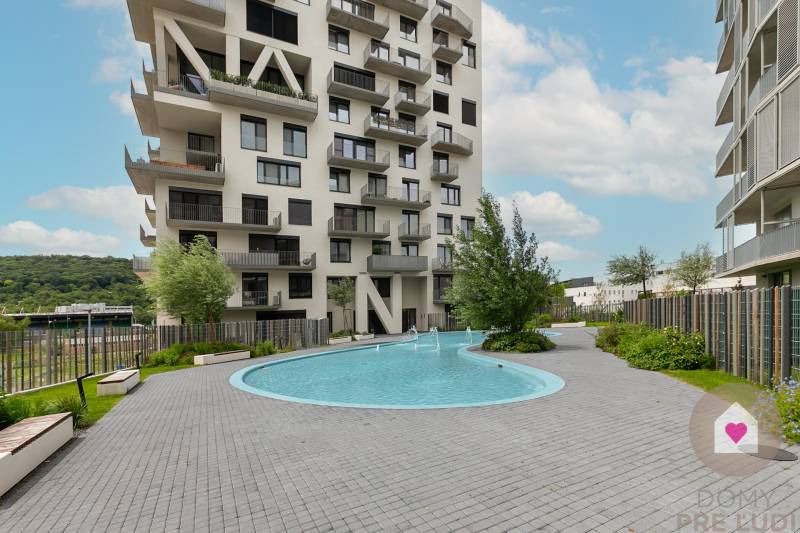 Wohnkomplex mit Schwimmbad in der Polianky-Straße in Bratislava, Dúbravka, umgeben von Grünflächen.
