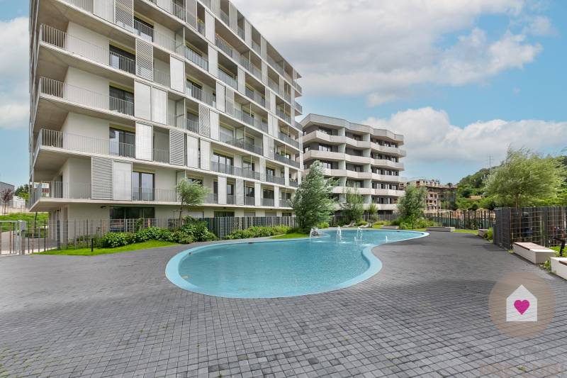Teil des Wohngebiets auf den Polianky in Bratislava-Dúbravka ist ein Schwimmbad und moderne Architektur des Wohnhauses.
