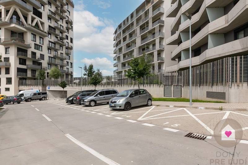 Parkplatz bei den Wohnhäusern in Polianok in Bratislava - Dúbravka.