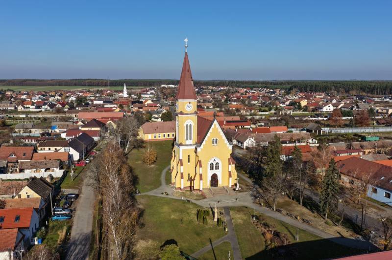 Eine Kirche, umgeben von Häusern im ländlichen Teil von Studienka, ideal für Grundstücke - Wohnen.