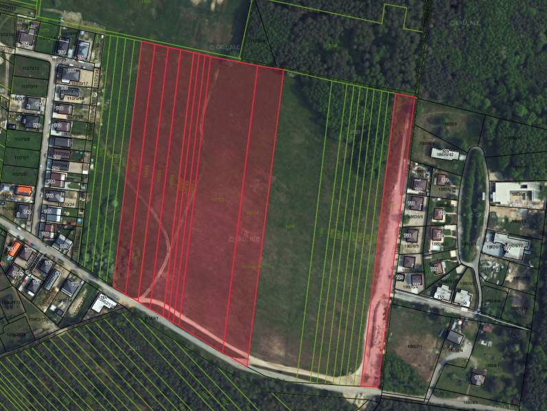 Luftaufnahme von Wohnbaugrundstücken in der Gegend von Studienka, umgeben von Grünflächen.