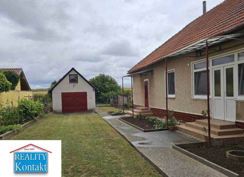 Das Einfamilienhaus in der Hauptstraße in Radava hat einen gepflegten Garten und eine Garage.