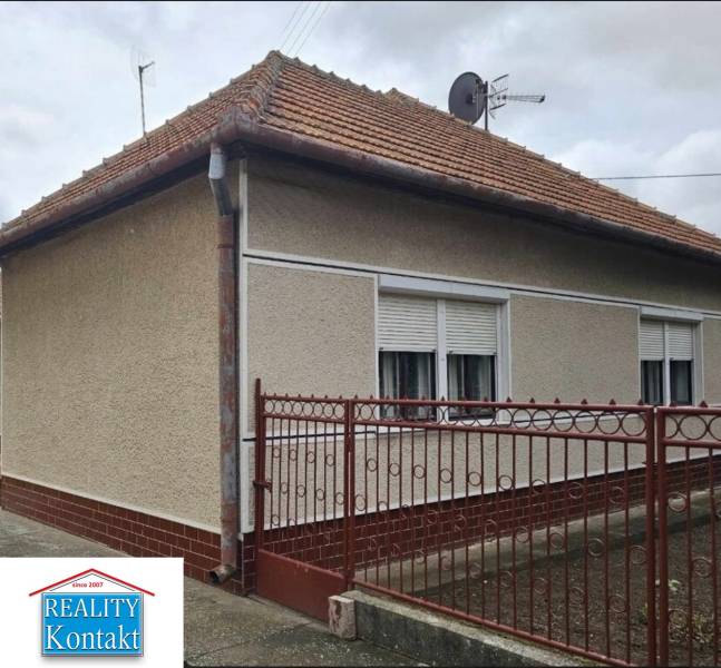 Ein Einfamilienhaus in Radava in der Hauptstraße mit rotem Dach und weißen Fensterläden.