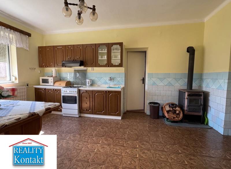 Küche in einem Einfamilienhaus mit Holzboden-Dekor und traditionellem Interieur.