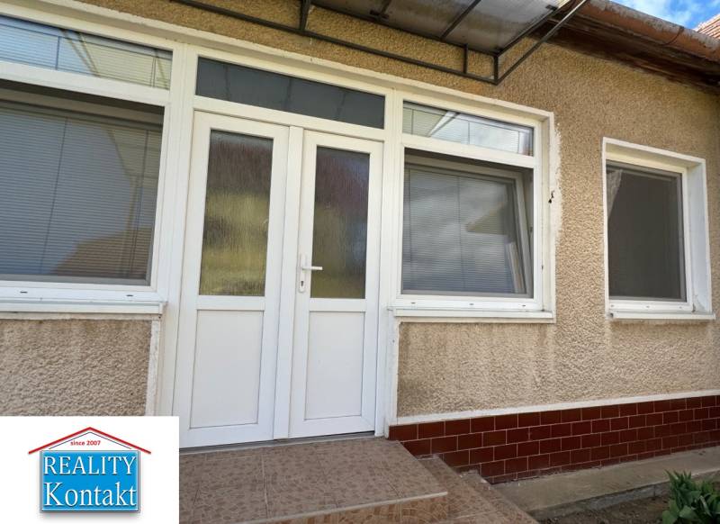 Eingangstüren und Fenster am Einfamilienhaus in der Hauptstraße in Radava.