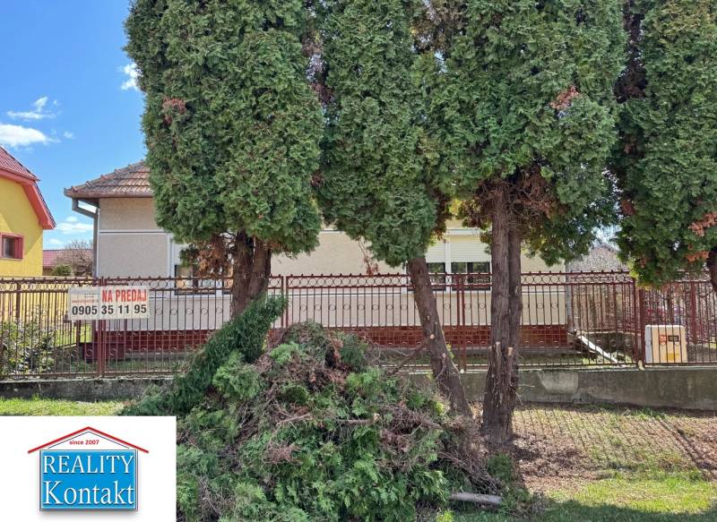 Einfamilienhaus in der Hauptstraße in Radava mit Vorgarten und Hecke.