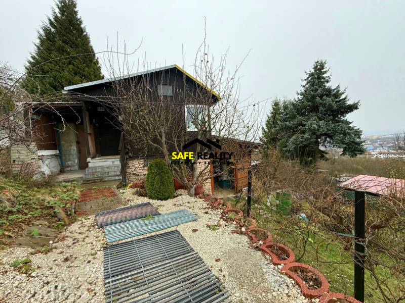 Eine Hütte in Žilina, umgeben von Grün mit Blick auf die Stadt.